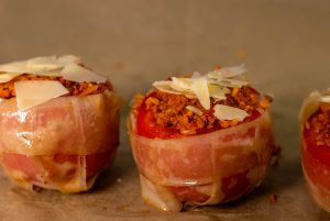 Gefüllte Tomaten Facon Bombe vor dem Backen
