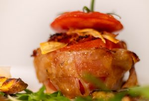 Ummantelt mit knusprigem, veganen Speck