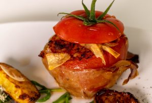 Mit Bulgur und pflanzlichem Hack gefüllten Tomaten