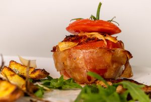 Tomaten umwickelt mit würzigem, selbstgemachten Reispapier Bacon
