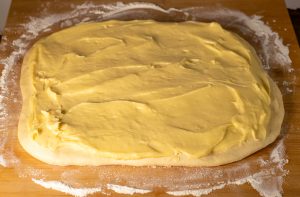 Hefeteig mit Pudding bestrichen