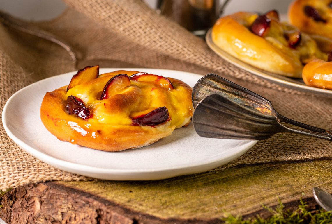 Pflaumen-Käsekuchen-Schnecken mit regionalen Früchten