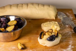 Belegen der Schnecken mit Pflaumenvierteln