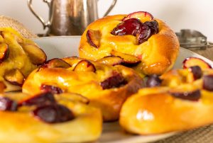 Köstliche Pflaumen-Käsekuchen-Schnecken