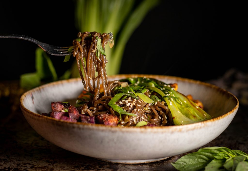 Meine Soba Noodle Stir Fry Bowl ist eine asiatische Nudelpfanne mit Soba Nudeln.