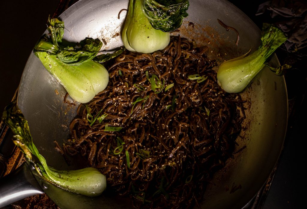 5. Anbratender Soba Nudeln mit Pak Choi im Wok.