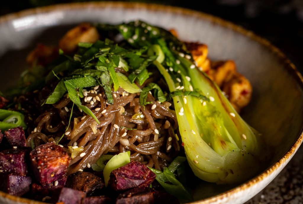 Soba Noodle Stir Fry Bowl - schnell, einfach und oberlecker