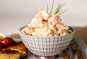 Süßkartoffelsalat mit Paprika und Apfel