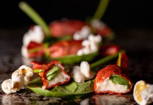 Amuse Bouche gefüllt mit veganem Mozzarella und Basilikum