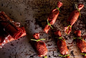 Bonbons, gefüllt mit selbstgemachtem, veganen Mozzarella und Basilikumblättern