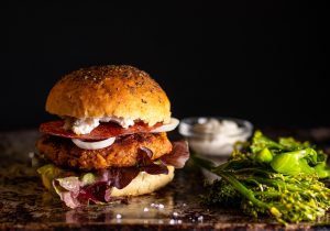 Das Tomatenleder kontrastiert die fluffigen Buns