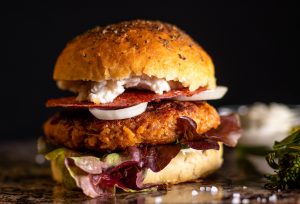 Tomatenleder verleiht den Burgern ein zusätzliches, tiefes Aroma