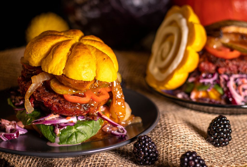 Herbstburger mit herbstlichen Pilzen und Roter Beete im Patty
