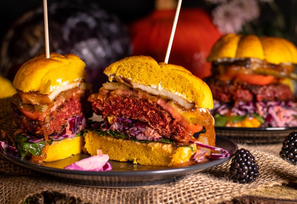 Vegane Herbstburger - fleischiger Patty, Cole Slaw und Kürbis Bun