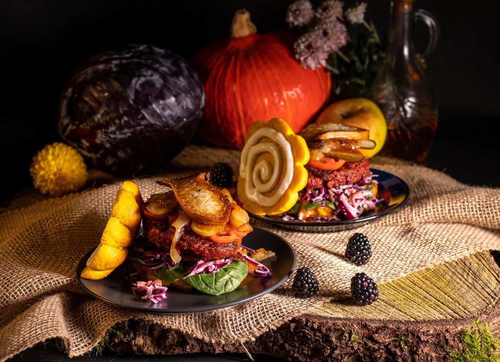 Reichlich belegte Herbstburger auf einem herbstlichen Tisch