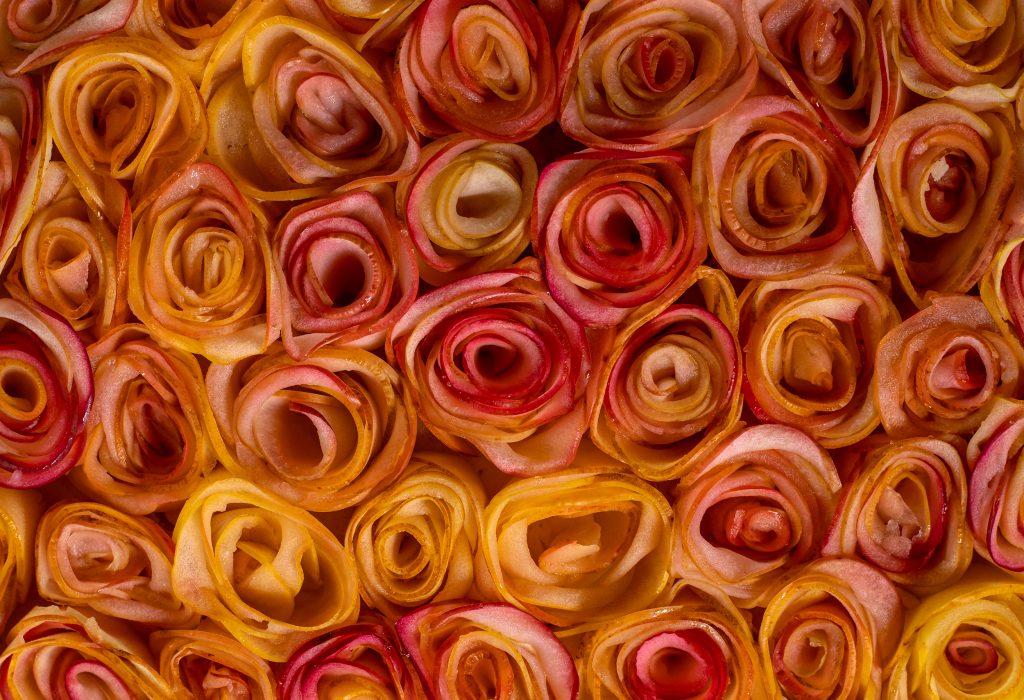Wunderschöne, handgefertigte Rosen aus Äpfeln
