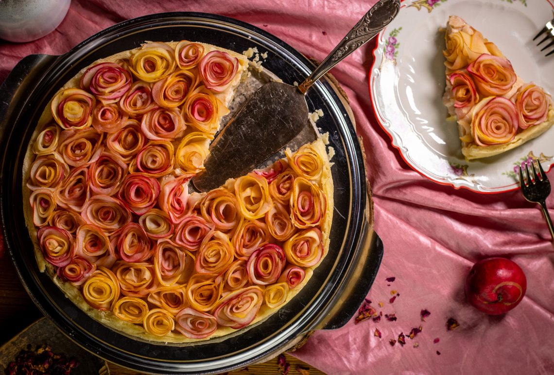 Apfelrosentarte mit Mürbeteig und Marzipan-Pudding-Füllung