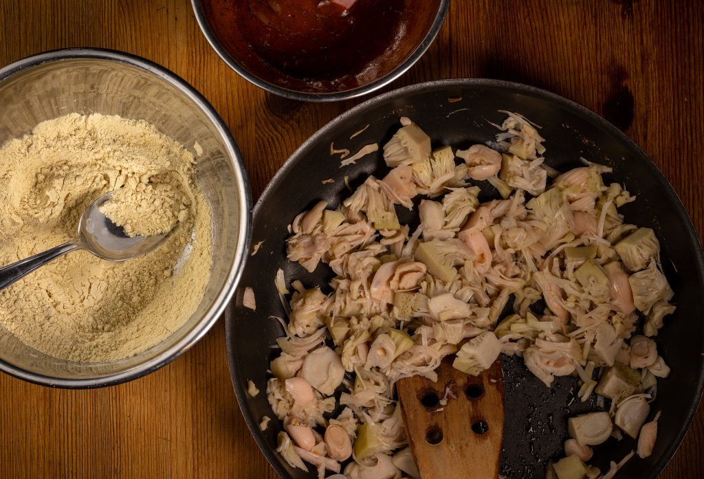 Veganes Gänsefleisch wird aus Seitan und Jackfruit zubereitet.