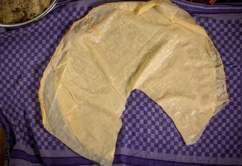 Yuba zu einem Kreis mit Aussparung geschnitten, bereit dafür die Haut der Keule zu bilden.