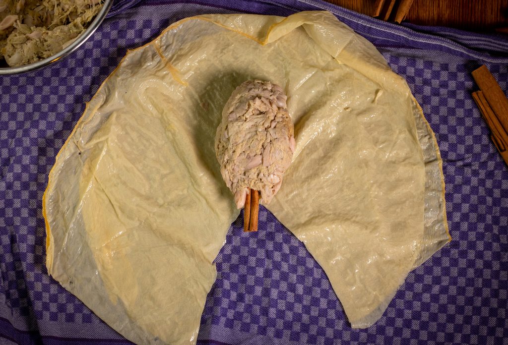 Veganes Gänsefleisch länglich und rundlich um den 'Knochen' geformt und mittig auf das Yuba gelegt.
