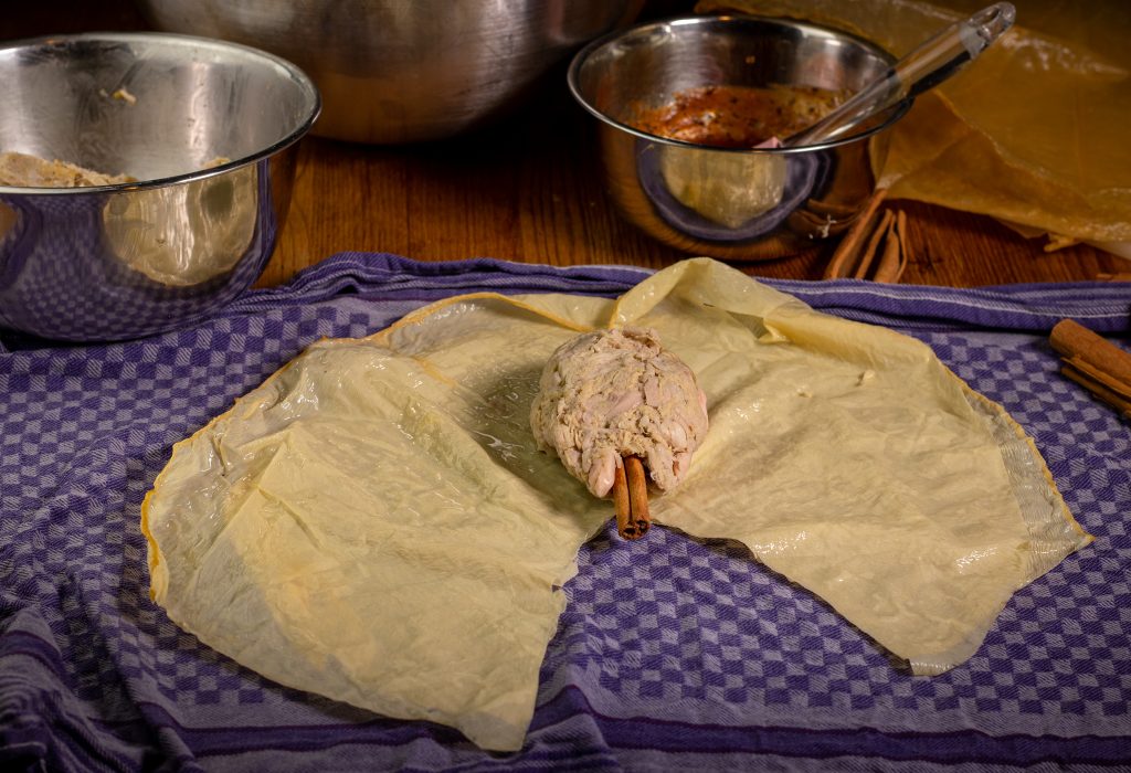 Veganes Gänsefleisch länglich und rundlich um den 'Knochen' geformt und mittig auf das Yuba gelegt.