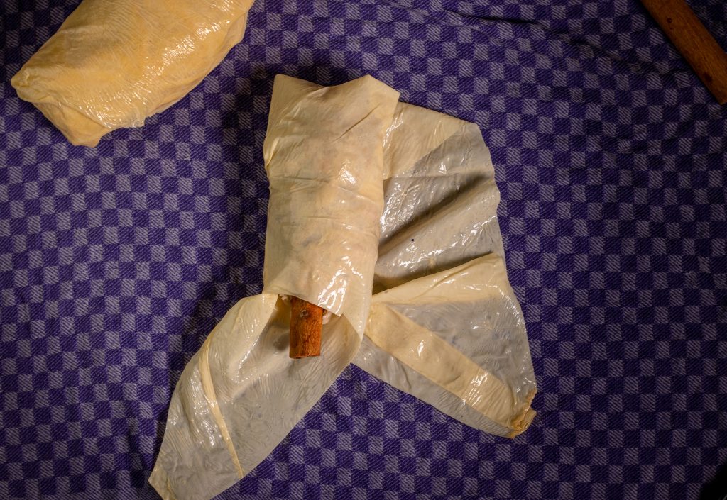 Eine vegane Gänsekeule wird mit ihrer Yubahaut ummantelt.