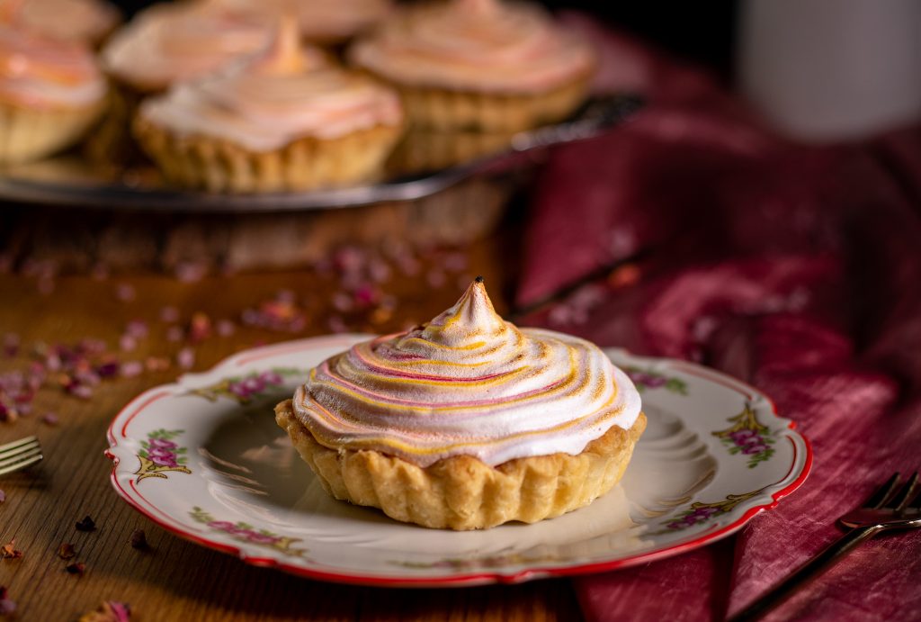 Mispeltartes mit bunter Baiseerhaube. Vegan.