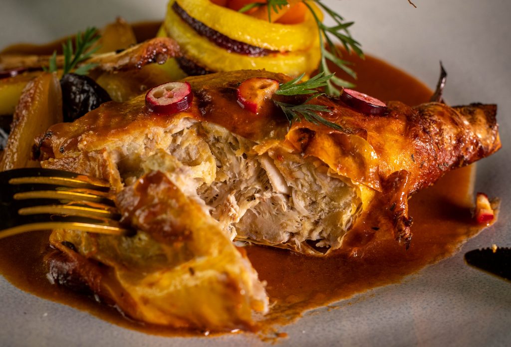 Vegane Gänsekeulen. Zartes, rein pflanzliches Gänsefleisch unter einer Yubahaut.