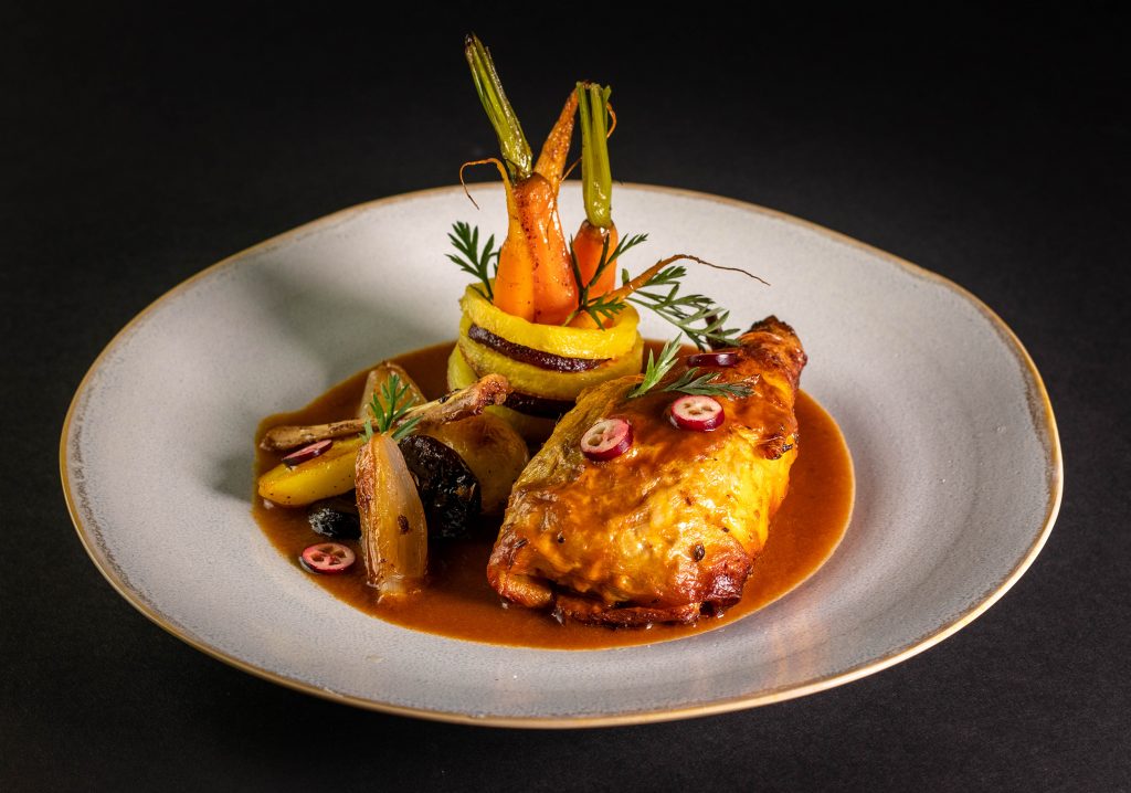 Vegane Gänsekeulen auf köstlicher Bratensauce und mit Gemüsebeilagen.