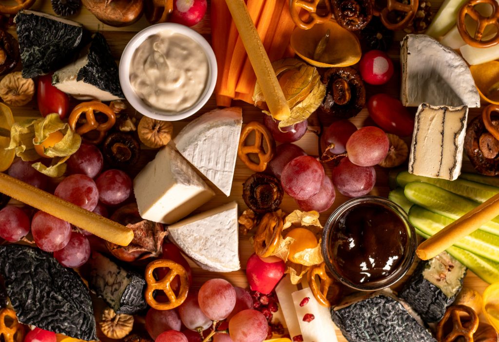 Vegane gereifte Käse. Veganer Camembert, Blauschimmel- und Ziegenkäse - köstlich auf einem Cheese Board