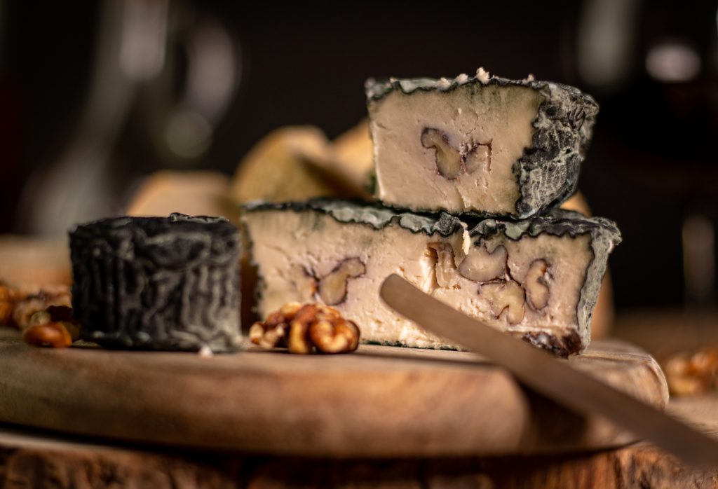 Vegane Käserei: hausgemachter, veganer Weichkäse mit Blauschimmelkulturen