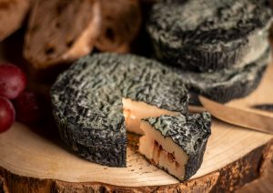 Veganer Blauschimmelkäse mit Berberitze