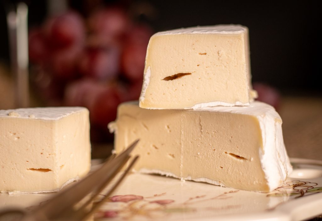 Wunderschöner, veganer Ziegenkäse, gereift mit milden Weißschimmelkulturen.