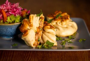 Vegane, gefüllte Baozi mit Jackfruit und Gemüse