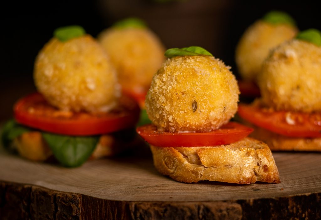 Frisch frittierte Mozzarellabällchen - rein pflanzlich