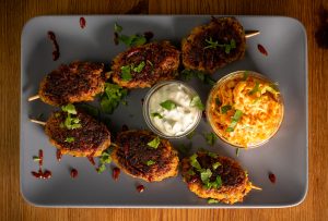 Köfte mit türkischem Karotten-Salat und Tzatziki