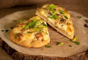 Alle mögen den Snack mit Schmand, Lauch und Speck von verschiedenen Märkten
