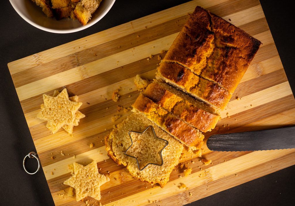 Ausstechen von Vanillesternen aus einem Vanillekastenkuchen.