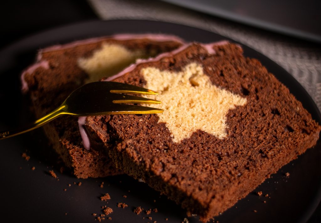 So lecker! Schokopunschkuchen mit Vanillestern! Zweit Stücke auf einem Teller.