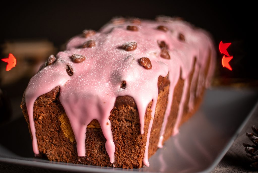 Kastenkuchen mit aromatischem Rotweinzuckerguss