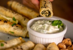 Veganer Zigarrenbörek mit aromatischer Veta-Spinat-Füllung