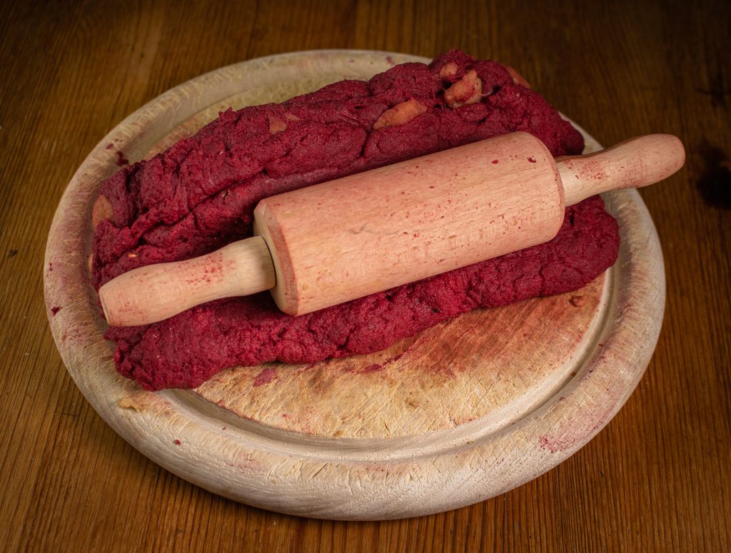 7. Formen des Seitans, so dass ein veganer Lammrücken entsteht.