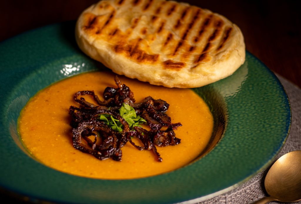 Veganes Dal mit Naan - indische Linsensuppe mit indischem Pfannenbrot