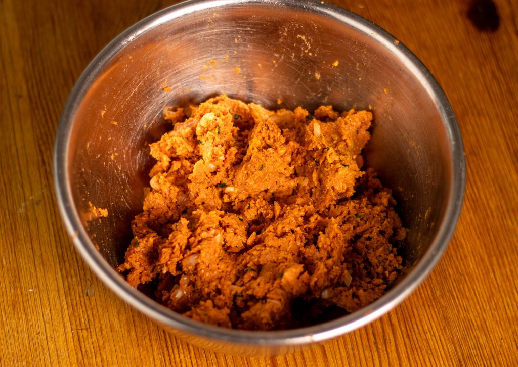 Rohmasse für vegane Hackbällchen in einer Schüssel