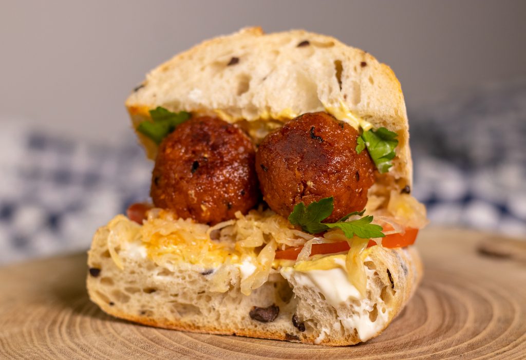 Sandwich mit veganen Hackbällchen und Sauerkraut