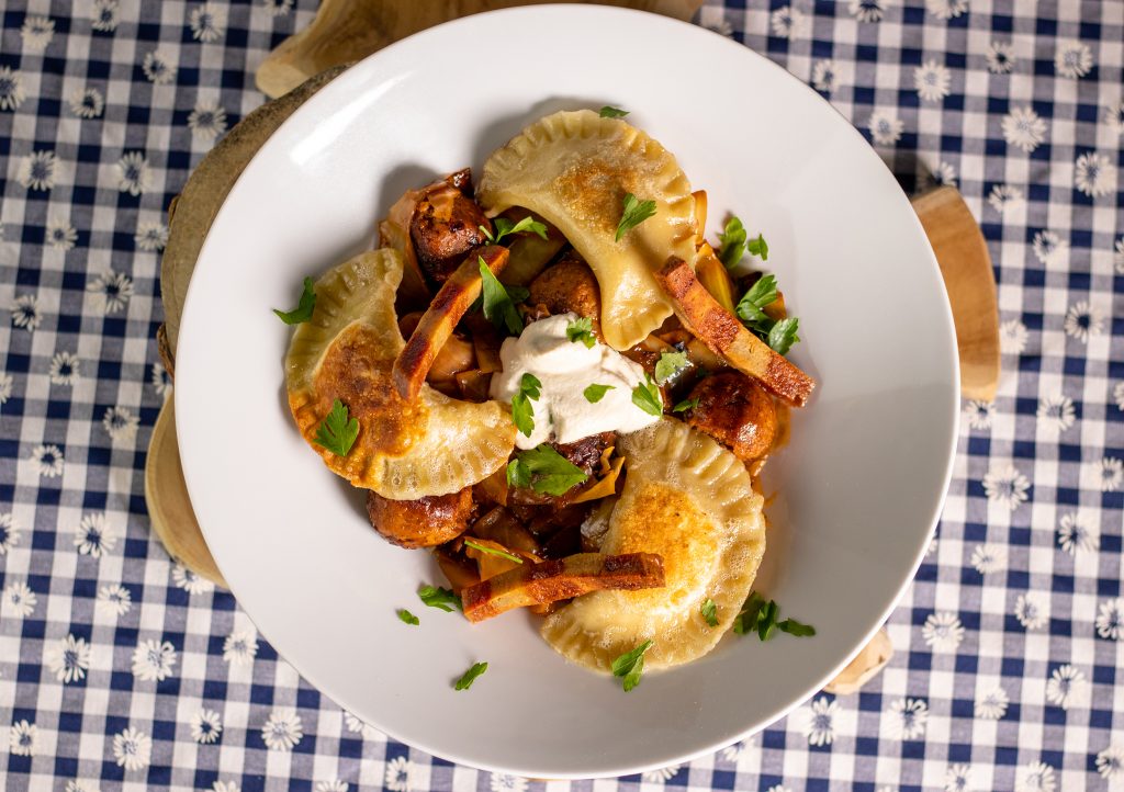 Schmorkohl mit veganen Piroggen und Hackbällchen