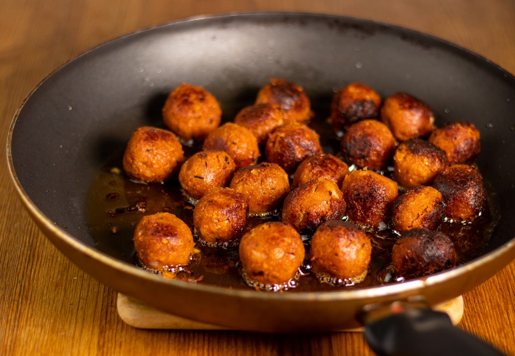 Vegane Mini Bouletten, schön kross angebraten in einer Pfanne
