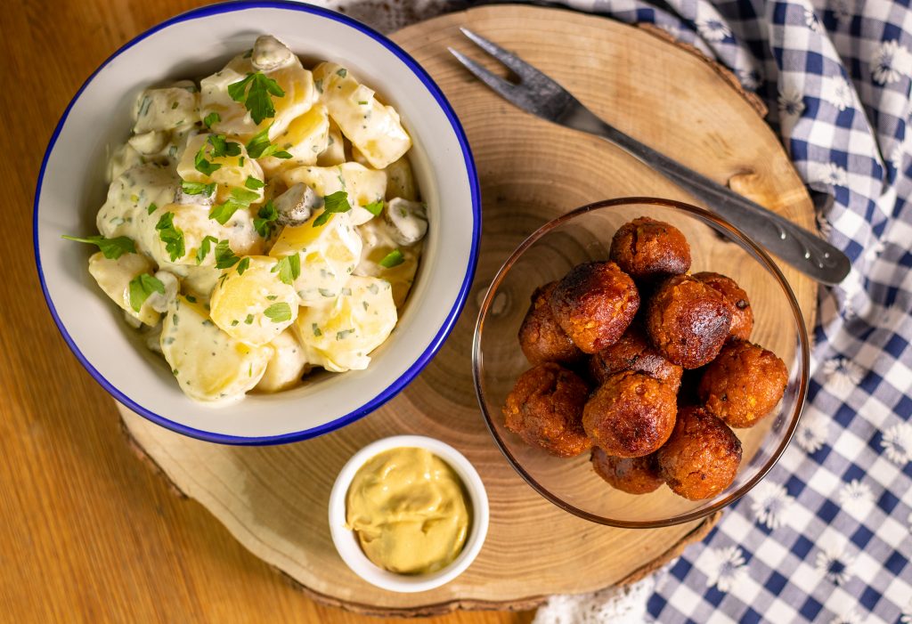 Vegane Hackbällchen mit Senf und Kartoffelsalat