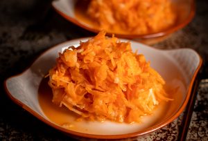 Karottensalat mit Apfel und Zitronensaft