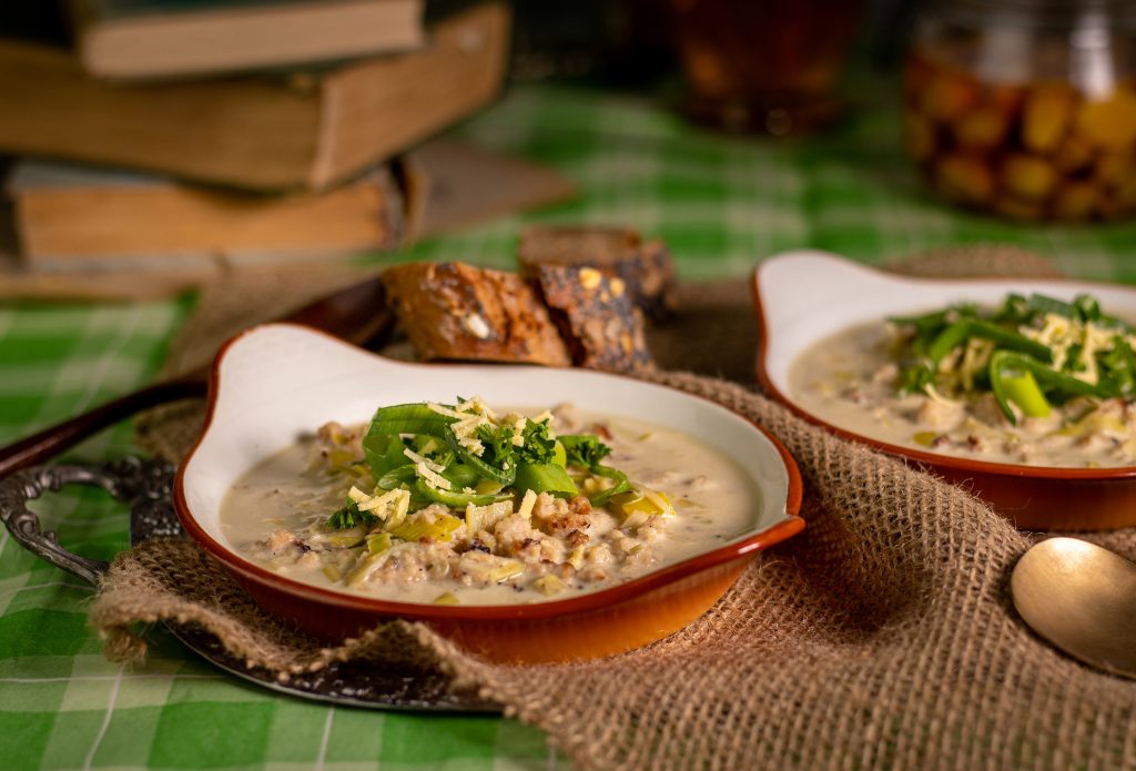 Vegane Lauch-Käse-Suppe mit Hack, auf Tisch mit Brot
